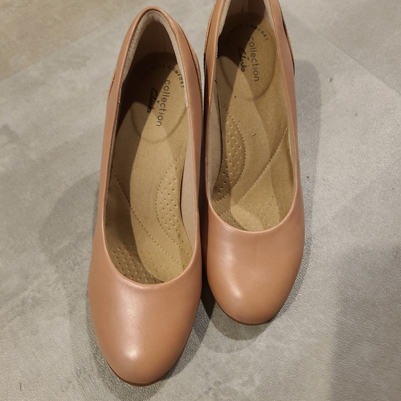 Brand new Clarks nude/pink pumps - Picture 3 of 4